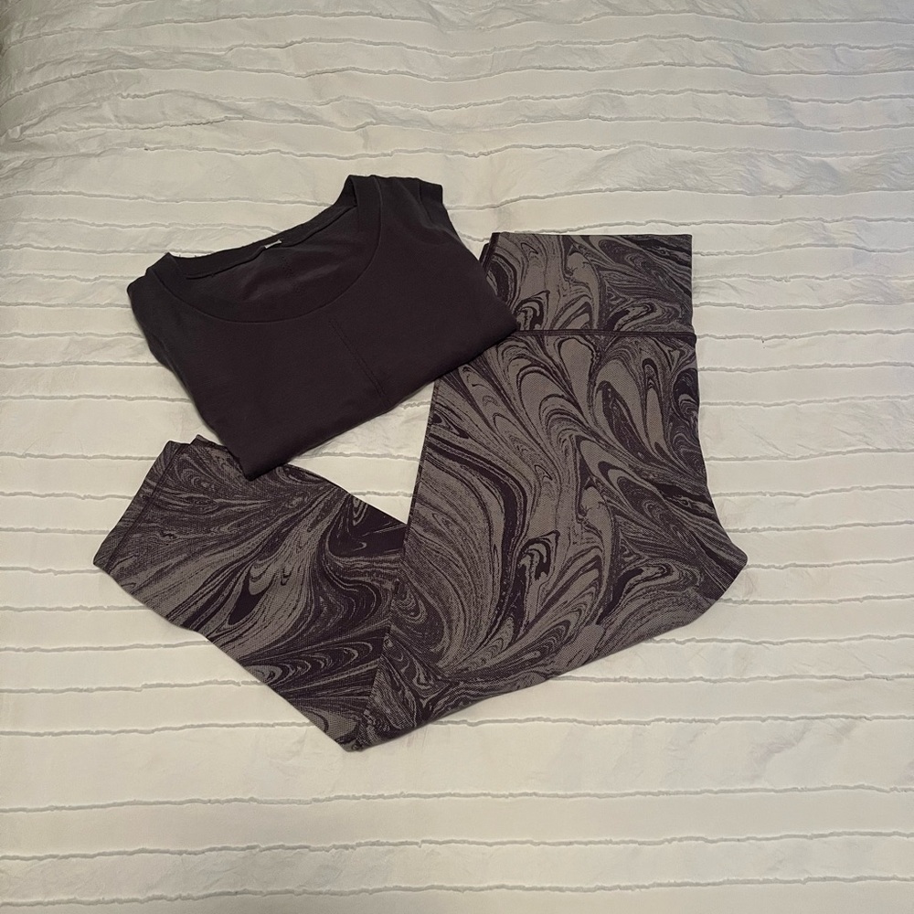 Athleta workout set. Transcend 7/8 leggings size XL. Plum and lavender swirl.